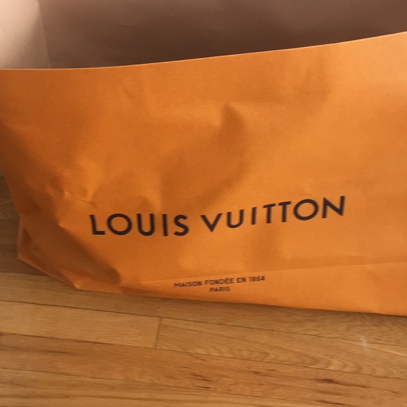 Louis Vuitton - Picture 1 of 5